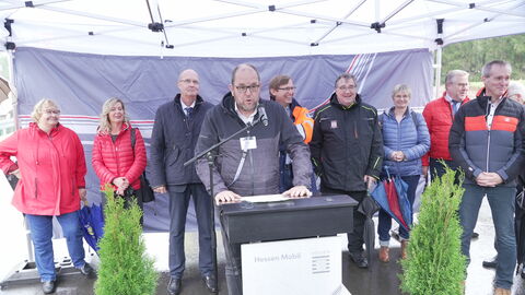 Abteilungsleitre Dr. Ruper Pfeiffer begrüßt am Rednerpult die Anwesenden