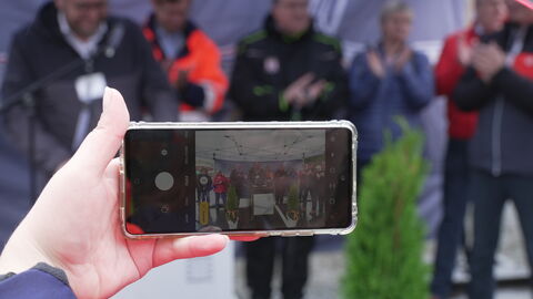 Ein Handy filmt die Szenerie