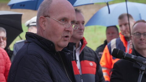 Verkehrsfreigabe B 252 Vöhl-Dorfitter 5 Unterabteilungsleiter Rühmkorf vom BMDV am Rednerpult