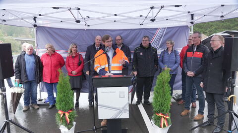 Verkehrsfreigabe B 252 Vöhl-Dorfitter 6 Staatssekretär Jens Deutschendorf vom HMWEVW am Rednerpult