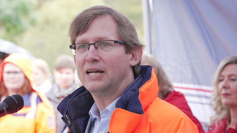 Verkehrsfreigabe B 252 Vöhl-Dorfitter 7 Staatssekretär Jens Deutschendorf vom HMWEVW am Rednerpult