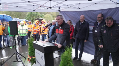 Der Bürgermeister der Gemeinde Vöhl am Rednerpult