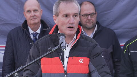 Der Bürgermeister der Gemeinde Vöhl am Rednerpult