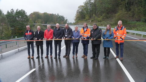 Die politischen Ehrengäste durchschneiden symbolisch das Band- die Straße ist damit offiziell freigegeben