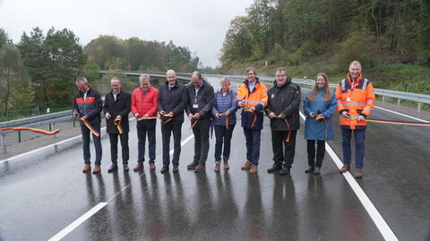 Die politischen Ehrengäste durchschneiden symbolisch das Band- die Straße ist damit offiziell freigegeben