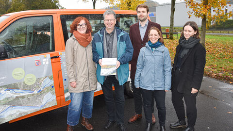 Hessen Mobil-Vizepräsidentin Kathrin Brückner sowie Prof. Dr. Ing. Hans-Joachim Linke von der TU Darmstadt und sein Team Benjamin Kraff, Luisa Ritter und Audrey Bourgoin bei der offiziellen Übergabe des Gutachtens. 