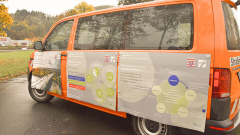 Ein Hessen Mobil VW Bus mit Plakaten behängt