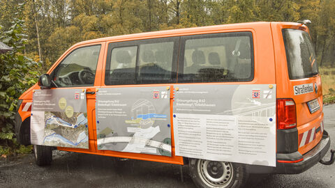 Ein Hessen Mobil VW Bus mit Plakaten behängt