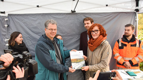 Übergabe des Gutachtens durch Kathrin Brückner udn Prof. Linke