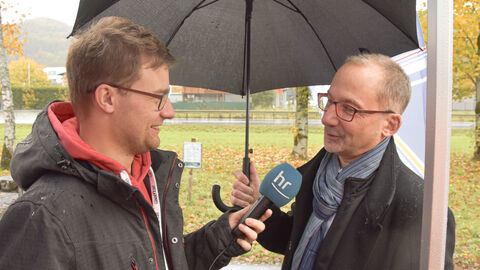 Ein HR-Reporter interviewt einen Hessen Mobil-Experten