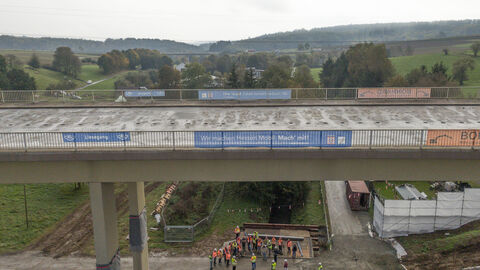 Drohnenaufnahme Kerkerbachtalbrücke vor der Sprengung mit Banner von Hessen Mobil