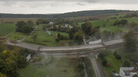 Drohnenaufnahme Kerkerbachtalbrücke nach der Sprengung - Brücke liegt auf dem Boden