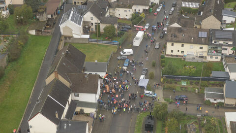Drohnenaufnahme Ortsansicht Heckholzhausen mit Zuschauer/innen 