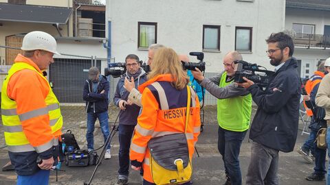 Kamerateams interviewen den Sprengmeister