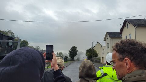 Die Sprengung wird von vielen aus sicherer Entfernung mit dem Handy gefilmt