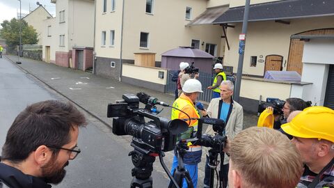 Kamerateams warten auf die Sprengung