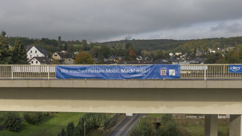 Drohnenaufnahme Kerkerbachtalbrücke vor der Sprengung mit Banner von Hessen Mobil