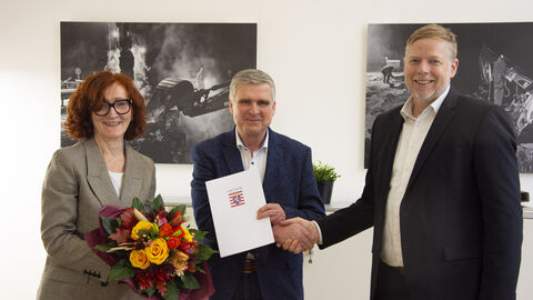 Präsident Heiko Durth und Vizepräsidentin Kathrin Brückner gratulieren Jürgen Semmler mit Blumenstrauß 