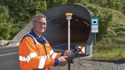 Vermessungstechniker David Lange bei seiner Arbeit