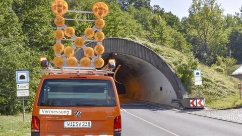 Vermessungsauto stehrt vor dem Tunnelportal des Schürzebergtunnels