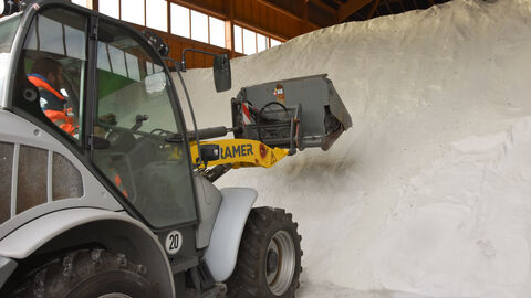 Pressetermin Auftakt Winterdienstsaison 2023-10 Ein Radlager füllt in der Salzhalle Salz in seine Schaufel