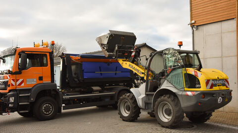 Pressetermin Auftakt Winterdienstsaison 2023-11 Der Radlager kippt das Salz in ein wartendes Streufahrzeug