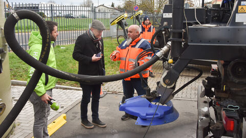 Pressetermin Auftakt Winterdienstsaison 2023-13 Straßenmeister Wittman erklärt den MedienvertereInnen die Funktionsweise eines Streutellers