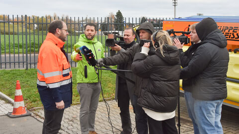 Pressetermin Auftakt Winterdienstsaison 2023-15 Abteilungsleiter Rupert Pfeiffer gibt den MedienverterInnen ein Interview