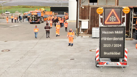 Pressetermin Auftakt Winterdienstsaison 2023-16 Ein LED-Anhänger mit der Aufschrift "Winterdienstauftakt 2023/2024"