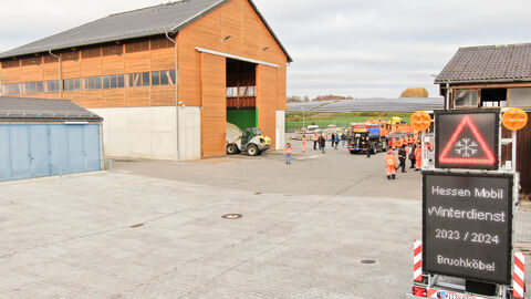 Pressetermin Auftakt Winterdienstsaison 2023-17 Ein LED-Anhänger mit der Aufschrift "Winterdienstauftakt 2023/2024"