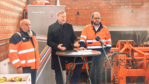 Pressetermin Auftakt Winterdienstsaison 2023-1 Begrüßung durch Hessen Mobil-Präsident Heiko Durth an einem Stehtisch