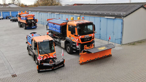 Pressetermin Auftakt Winterdienstsaison 2023-21 Das kleine Radwegefahrzeug parkt neben dem großen Streufahrzeug
