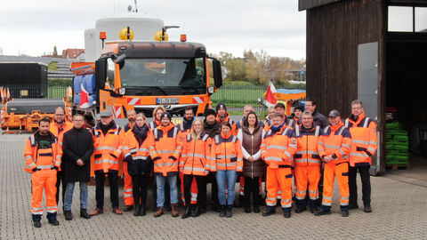Pressetermin Auftakt Winterdienstsaison 2023-22 Gruppenfoto vor einem Streufahrzeug