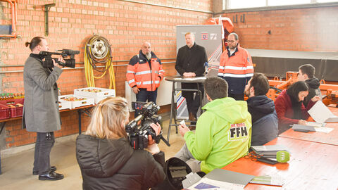Pressetermin Auftakt Winterdienstsaison 2023-2 Medienvertreter/innen filmen den Hessen Mobil-Präsident bei der Begrüßung