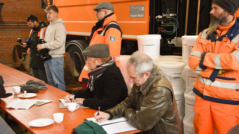 Pressetermin Auftakt Winterdienstsaison 2023-3 Medienvertreter/innen notieren sich Stichpunkte