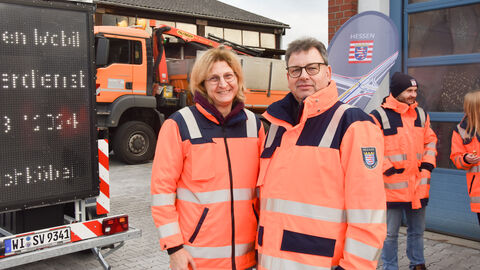 Pressetermin Auftakt Winterdienstsaison 2023-4 Zwei Hessen Mobil MitarbeiterInnen lächeln in die Kamera