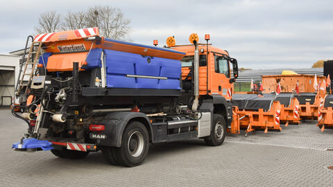 Pressetermin Auftakt Winterdienstsaison 2023-5 Ein orangefarbenes Hessen Mobil Streufahrzeug von hinten