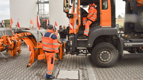 Pressetermin Auftakt Winterdienstsaison 2023-7 Mitarbeitende von Hessen Mobil montieren einen Schneepflug an das Fahrzeug