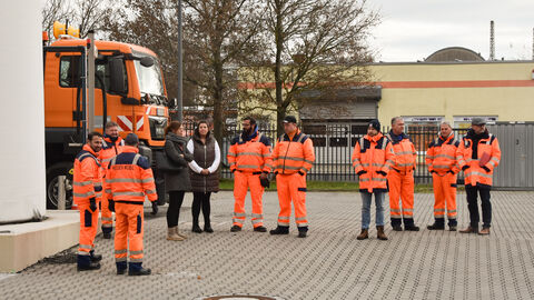 Pressetermin Auftakt Winterdienstsaison 2023-9 Miterabeitende der Straßenmeisterei im Gespräch
