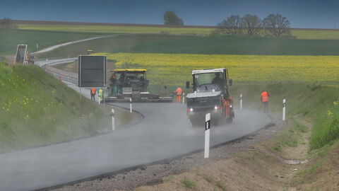Die B 83-Ortsumgehung Bad Karlshafen ist fertig! Im Mai wurden das letzte Stück Asphalt eingebaut. Über sieben Brücken fließt jetzt der Verkehr auf der 4,42 Kilometer langen Strecke über hessisches und nordrheinwestfälisches Gebiet. Die B 83-Ortsumgehung Bad Karlshafen ist fertig! Im Mai wurden das letzte Stück Asphalt eingebaut. Über sieben Brücken fließt jetzt der Verkehr auf der 4,42 Kilometer langen Strecke über hessisches und nordrheinwestfälisches Gebiet.