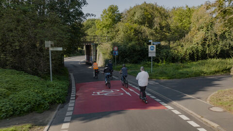 Kassels längste Fahrradstraße am Helleböhnweg wurde im Juli freigegeben. Auf 1,6 Kilometern hat der Fahrradverkehr Vorrang. Auch die Gehwege wurden barrierefrei ausgebaut. Die Maßnahme der Stadt Kassel wurde zu 80 % mit bundes- und landesmitteln über Hessen Mobil gefördert. Kassels längste Fahrradstraße am Helleböhnweg wurde im Juli freigegeben. Auf 1,6 Kilometern hat der Fahrradverkehr Vorrang. Auch die Gehwege wurden barrierefrei ausgebaut. Die Maßnahme der Stadt Kassel wurde zu 80 % mit bundes- und landesmitteln über Hessen Mobil gefördert.