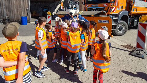 Großer Besuch im Juli auf der Straßenmeisterei Espenau. Herkules, das Maskottchen der Kassel Huskies, empfängt die Klasse 1 der Regenbogenschule aus Lohfelden. Miley hatte beim Malwettbewerb von Hessen Mobil und dem Eishockey-Club als ersten Preis den Besuch für Ihre Klasse gewonnen. Großer Besuch im Juli auf der Straßenmeisterei Espenau. Herkules, das Maskottchen der Kassel Huskies, empfängt die Klasse 1 der Regenbogenschule aus Lohfelden. Miley hatte beim Malwettbewerb von Hessen Mobil und dem Eishockey-Club als ersten Preis den Besuch für Ihre Klasse gewonnen.