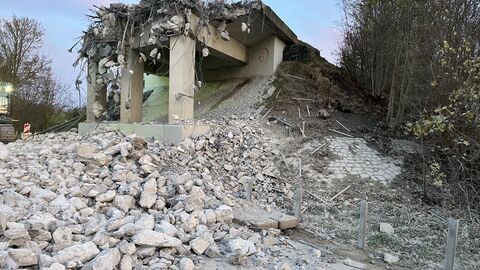 Brückenreste an der B3 bei Pohl-Göns während des Abbruchs 
