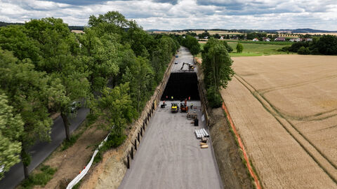 Bodenstabilisierung an der B 254 bei Schwalmstadt-Trutzhain im April. Waben mit grobem Naturstein sorgen künftig für Stabilität im geologisch schwierigem Untergrund. Bodenstabilisierung an der B 254 bei Schwalmstadt-Trutzhain im April. Waben mit grobem Naturstein sorgen künftig für Stabilität im geologisch schwierigem Untergrund.