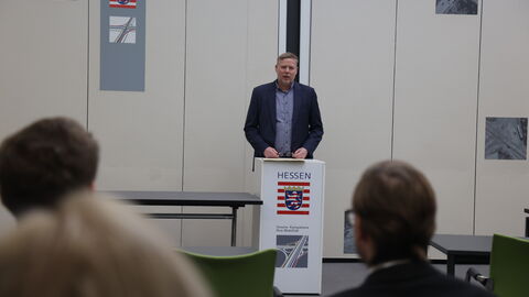 Zeugnisübergabe Winterprüfung 2024-01 Hessen Mobil-Präsident Heiko Durth am Rednerpult