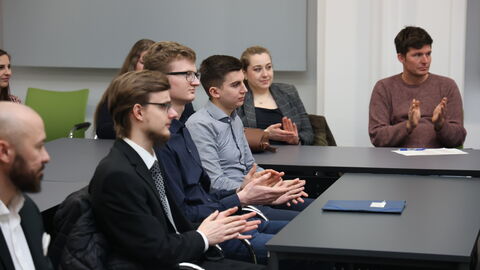 Zeugnisübergabe Winterprüfung 2024-02 Nahaufnahem auf einige Zuhörer/innen