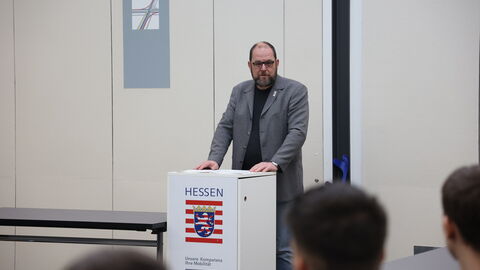 Zeugnisübergabe Winterprüfung 2024-05 Dr. Rupert Pfeiffer, Mitglied des Prüfungsausschusses, am Rednerpult