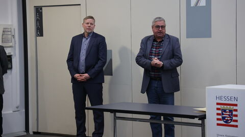 Zeugnisübergabe Winterprüfung 2024-08 Der Gesamtpersonalratsvorsitzende Willi Donath gratuliert ebenfalls