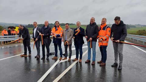 Verkehrsfreigabe MüWeLa B 252 Das Band wurde von den politischen VertrererInnen offiziell durchtrennt