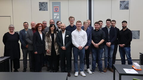 Zeugnisübergabe Winterprüfung 2024 Gruppenfoto aller Winterprüflinge mit Ausbildern und Hessen Mobil-Hausspitze